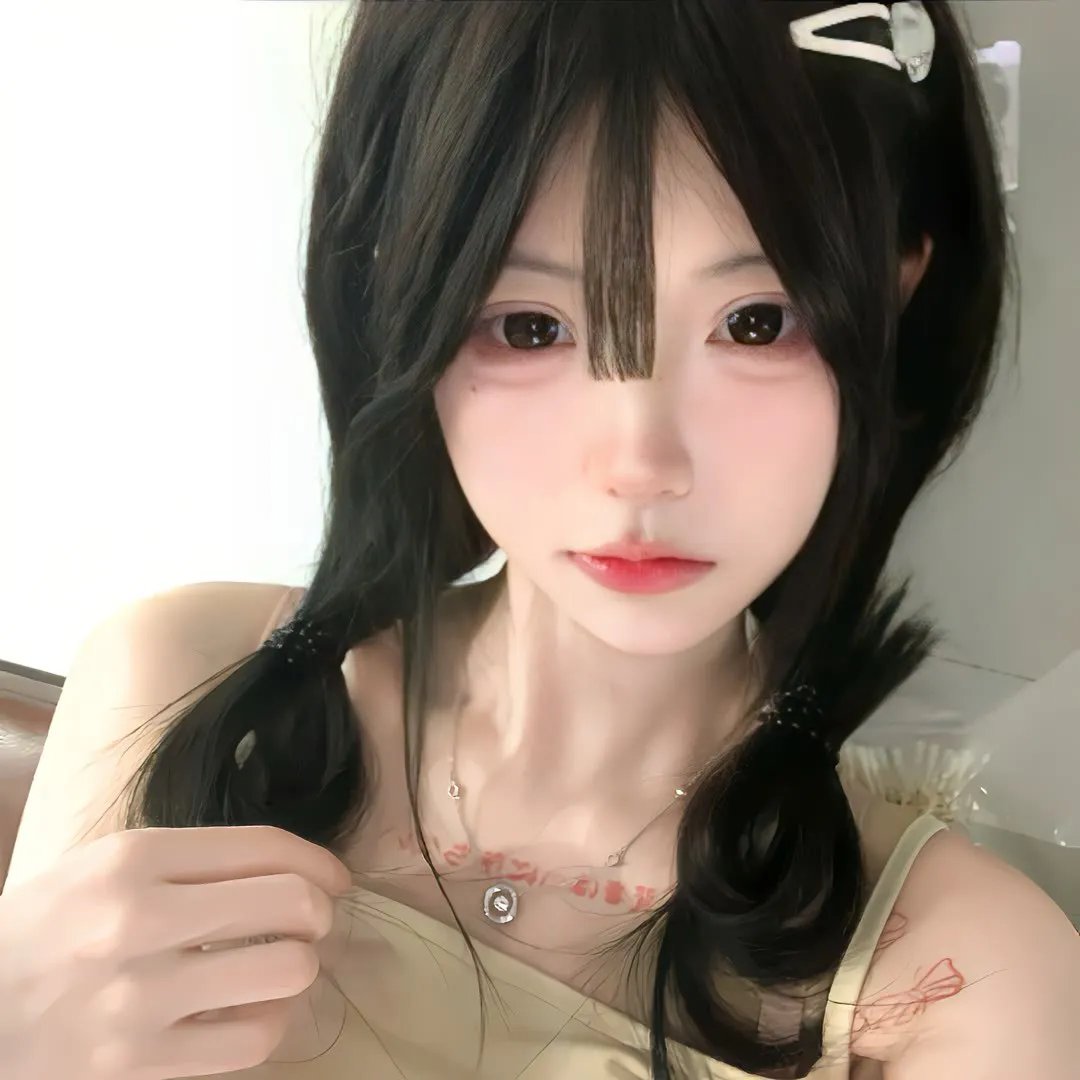 窗边女孩眼中对街的屋中女子